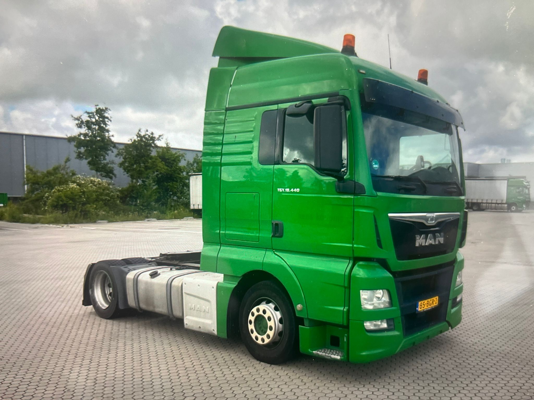 MAN GREEN