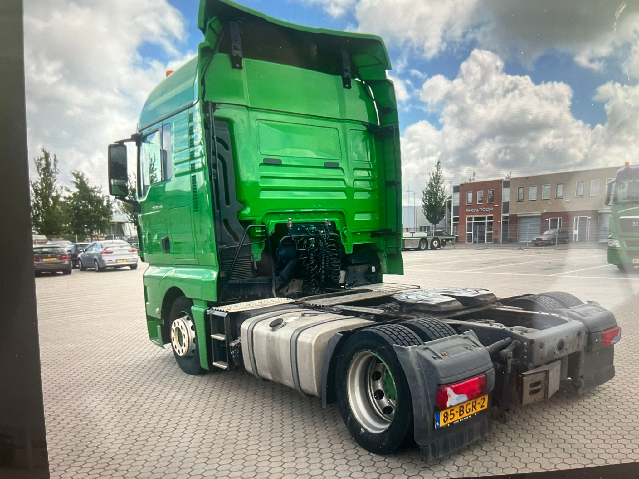 MAN TRACTOR